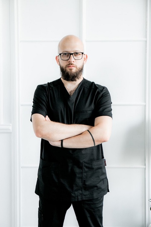 Натуральность в тренде: Артем Коробов рассказал об актуальных запросах в пластической хирургии