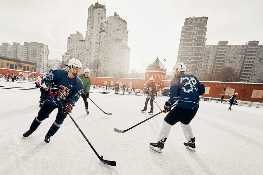 Возвращение хоккейных традиций: старт турнира на открытом воздухе Red Bull Шлем и Краги
