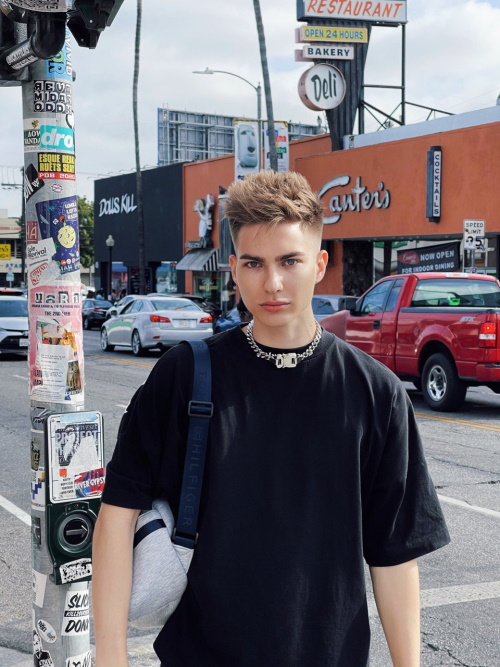 Психолог Майк Ланзетта объяснил, как эйджизм вредит коммуникации специалиста￼