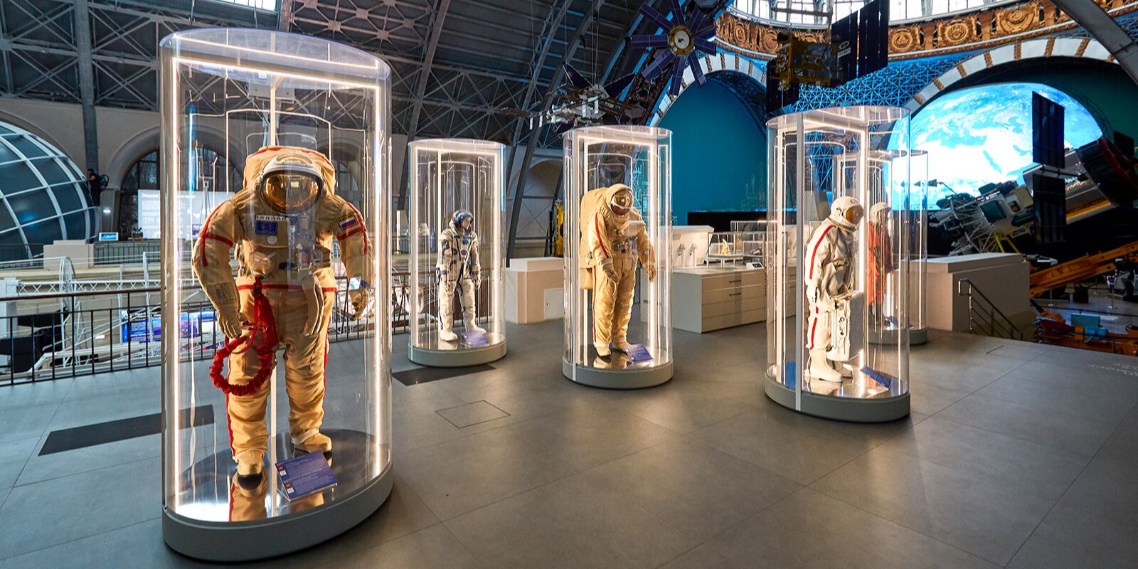 Узнать о буднях на орбите и осмотреть лунную станцию: ВДНХ приглашает на День космонавтики