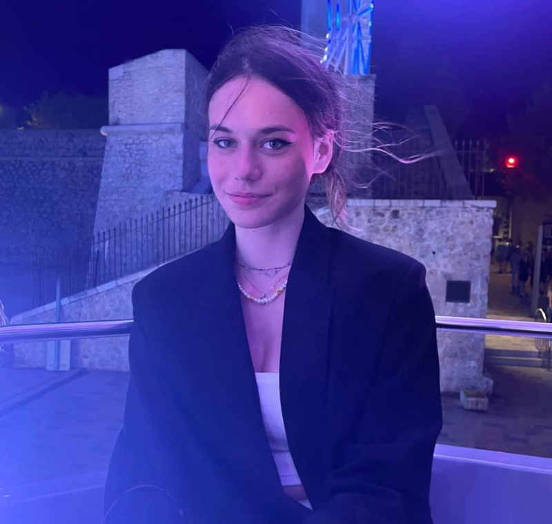 Мамам на заметку: бьюти-эксперт Аглая Глинка посоветовала, как выбрать косметику для девочки-подростка