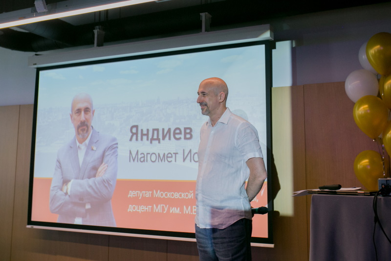 Беременные москвички поучаствовали в праздничном девичнике и прослушали лекцию от депутата Мосгордумы