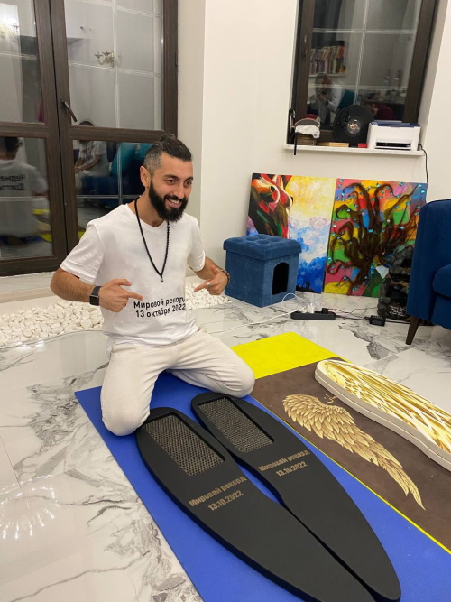 Предприниматель Чермен Дзотти побил мировой рекорд по стоянию на гвоздях садху