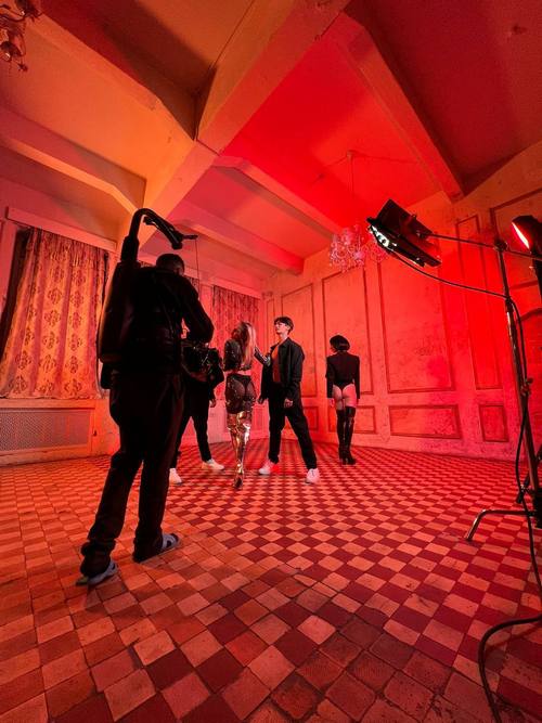 Певица АNNA KRAVT представила трек-лайфхак «Пей со мной»