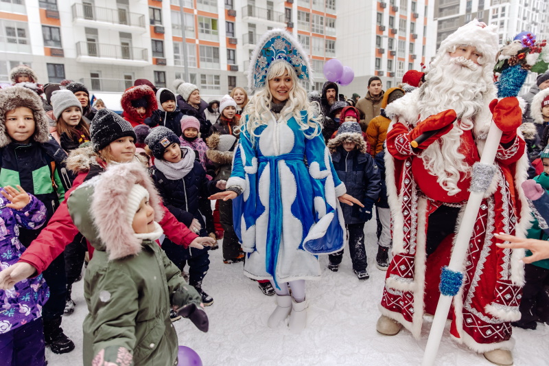 Новогодняя елка в подарок жителям от УК «Фемили Лайф»