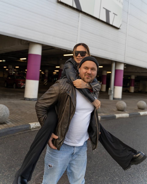 ￼«Через призму юмора важные вещи доносятся легче», — семейные блогеры Кристина и Евгений Марченко