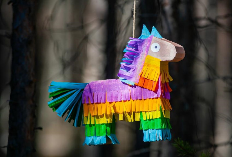 Что положить в пиньяту: сладости и другое наполнение