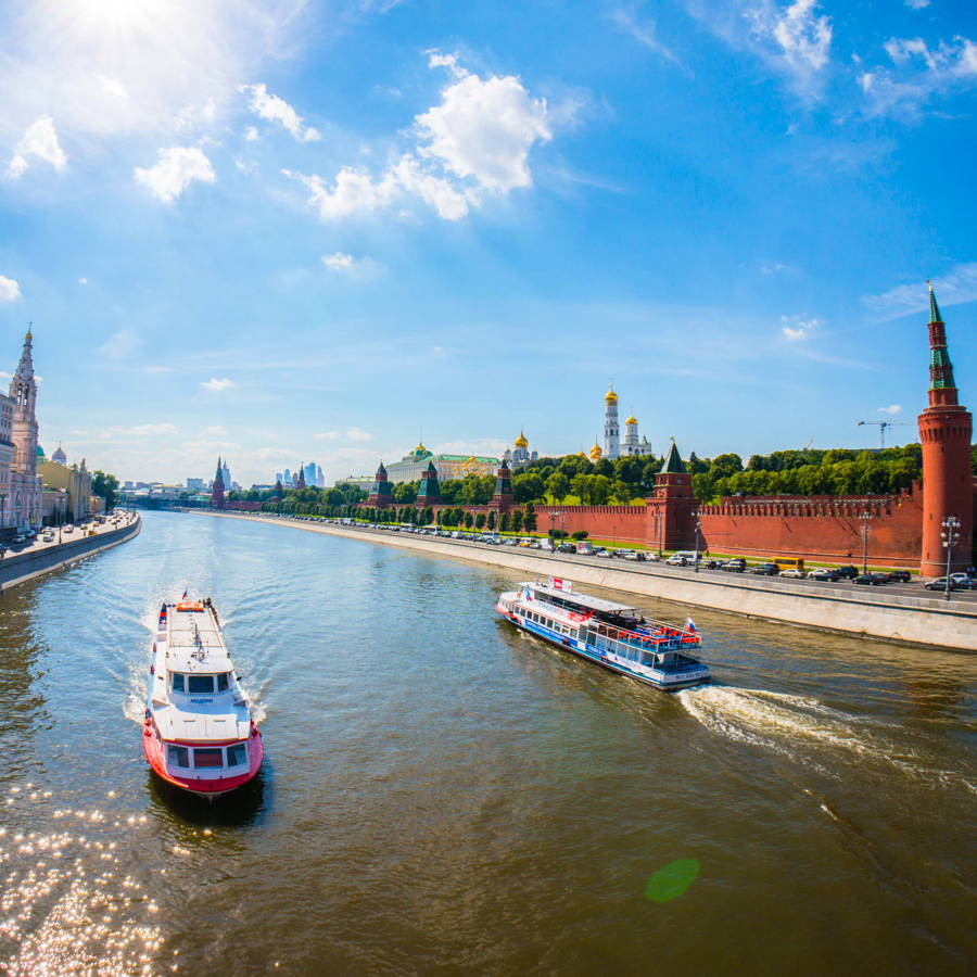 Красота Москвы во время живописной прогулки на катере