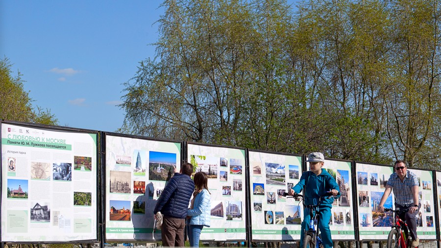 Многие москвичи и гости столицы побывали на посвященной памяти Юрия Лужкова фотовыставке