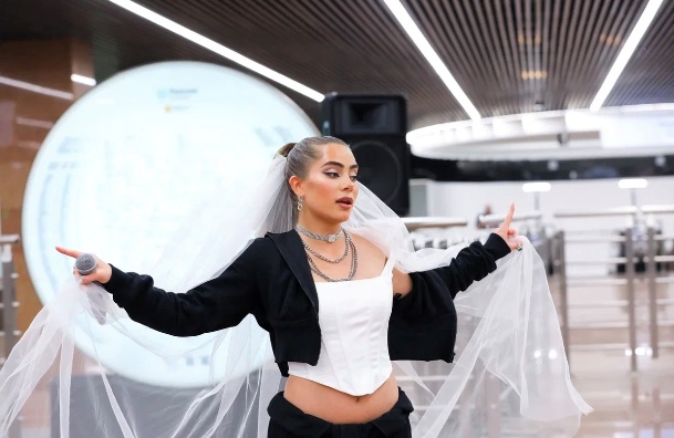 Певица ANSE презентовала новый сингл «Монами» в московском метрополитене