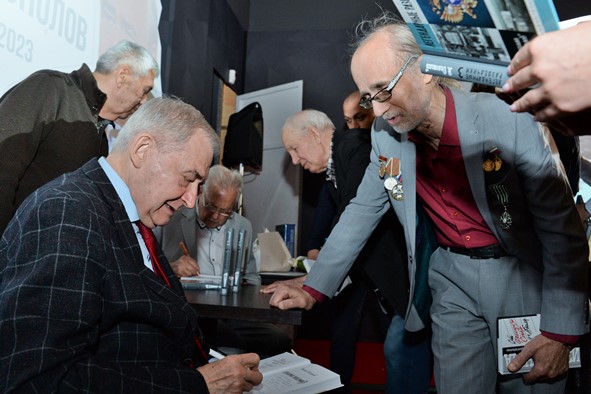 В одном строю: актеры, художники, писатели, скульпторы, режиссеры и общественные деятели подвели итоги Форума «Суверенная Россия. Вызовы современности»