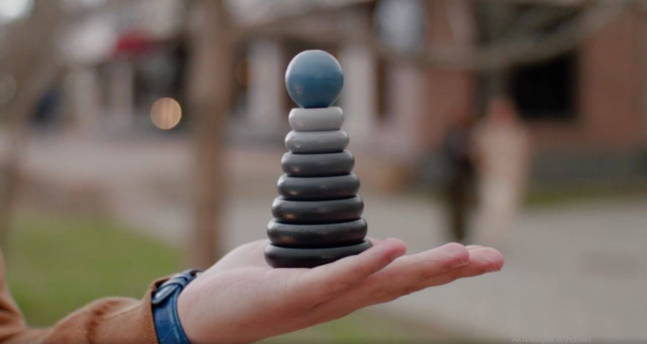 Фабрика Alatoys создала пирамидку в оттенках серого для детей культурной столицы￼