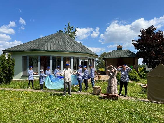 Театр «Видящие сердцем» подарил радость жителям пансионата для пожилых людей