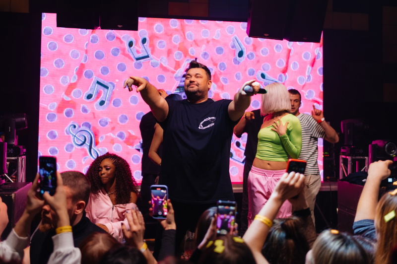 После аншлага в «Лужниках» Сергей Жуков открывает 10-й «Руки ВВерх! Бар» в Москве