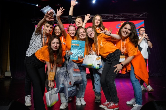 На Всероссийском форуме Росмолодёжи «ОстроVа» жители и гости Сахалина собрали почти 500 рюкзаков для детей из ДНР и ЛНР