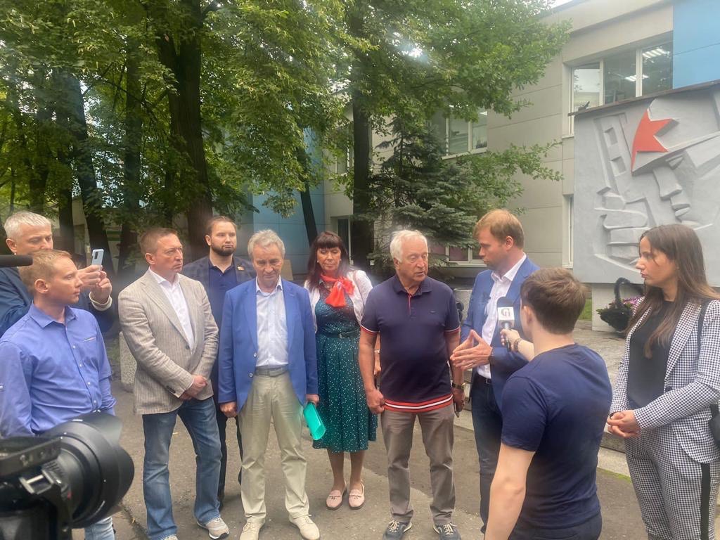 Кандидат в мэры Москвы Леонид Зюганов побывал на заводе «Станкоконструкция»