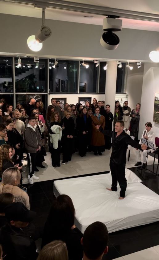 «Фотография, Искусство и Зрители: Незабываемая Выставка Игоря Брехова в Самом Центре Москвы»