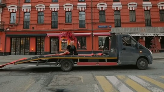 Шоу на Патриарших Прудах с участием эвакуатора