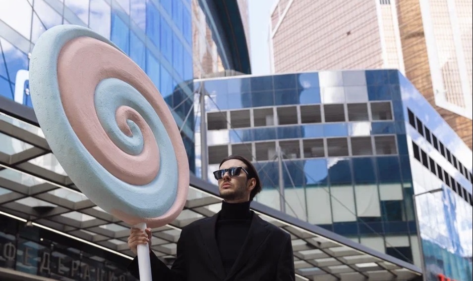 Мужчины с огромными леденцами прошлись по улицам Москвы 