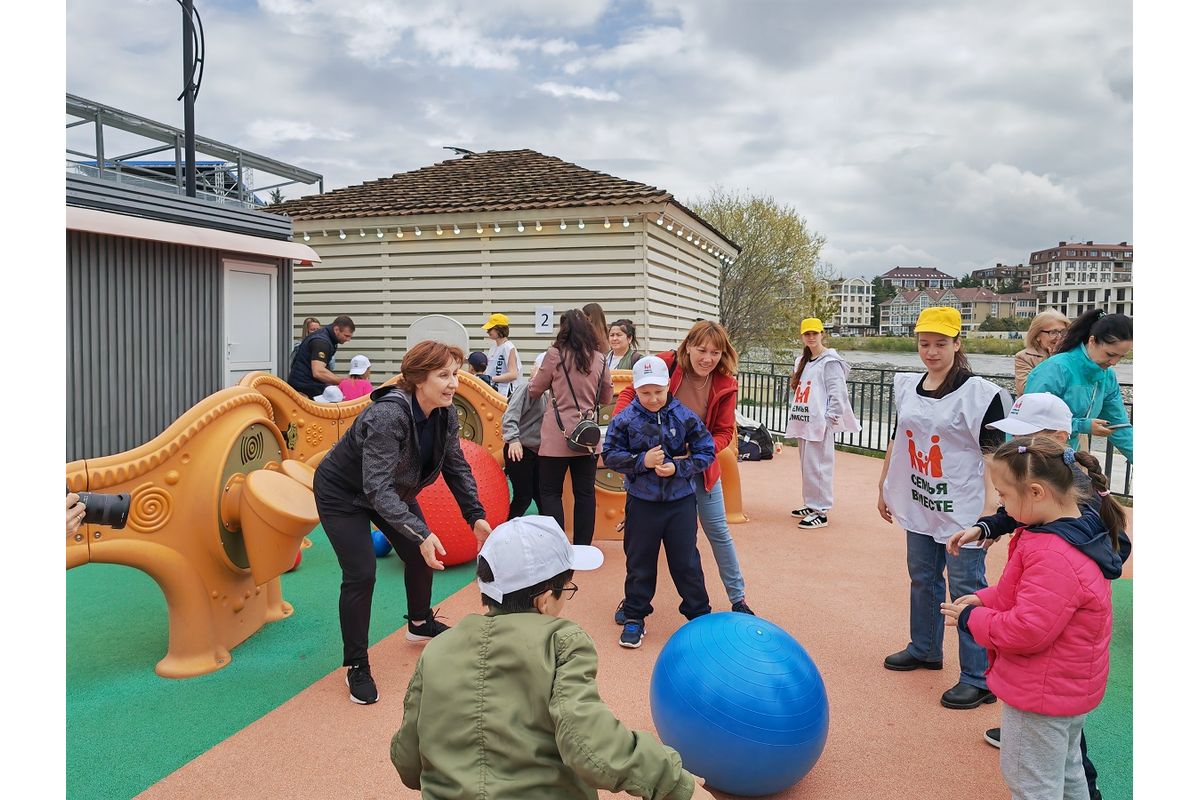10 лет радости и игр: праздник на первой инклюзивной детской площадке в России