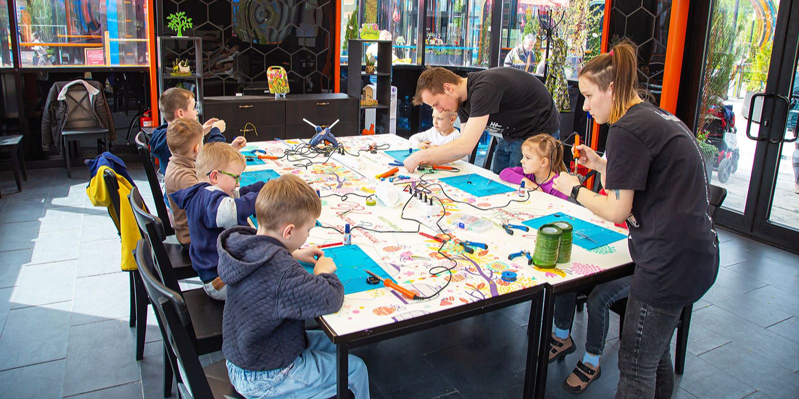 Расписать посуду и приготовить пряные куличи: какие мастер-классы проведут для юных гостей фестиваля «Пасхальный дар»