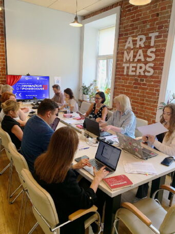 На круглом столе «Развивайся в профессии II» обсудили будущее креативных индустрий в России