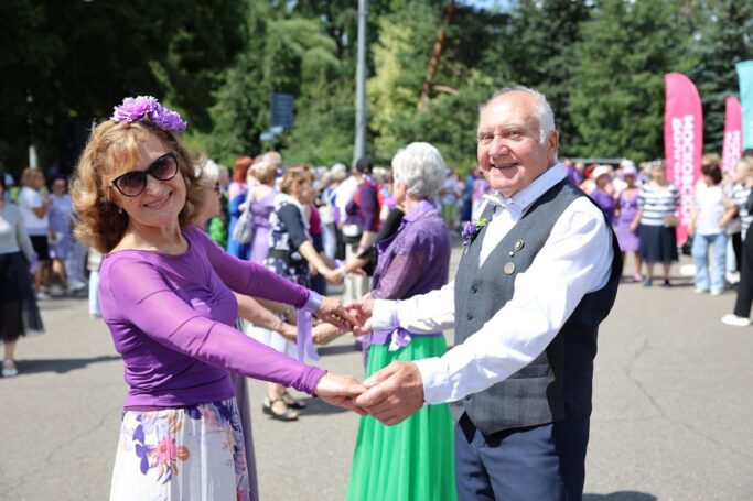 Самые возрастные танцоры приняли участие в вальсе-флэшмобе в Москве