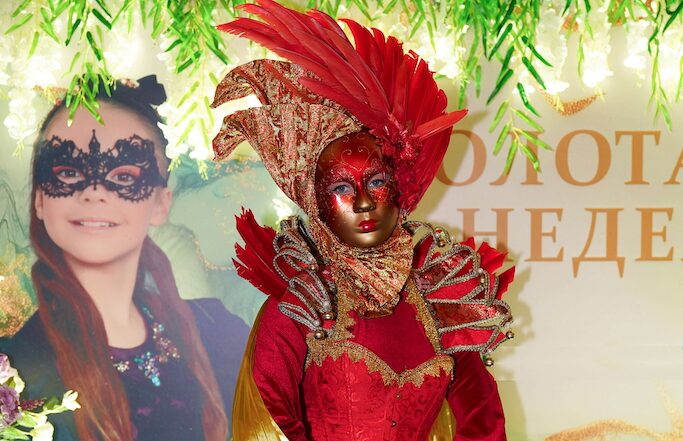 Вечер Золотой Недели моды в стиле венецианского карнавала