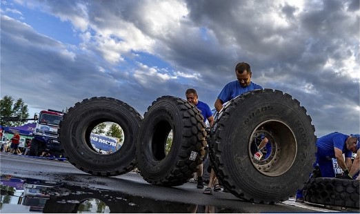 Спортсмены показали, как испытывают грузовые шины