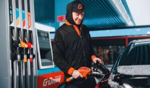 Российским автомобилистам предложили заправляться с выгодой до конца зимы