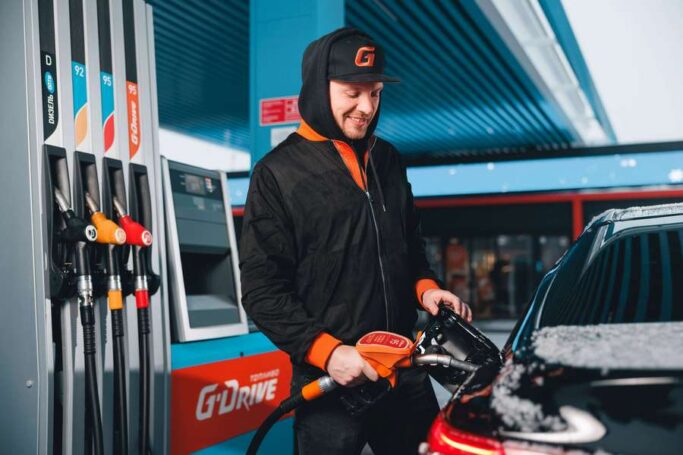 Российским автомобилистам предложили заправляться с выгодой до конца зимы