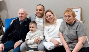 Женщине, продавшей все ради сына, подарили автомобиль и квартиру