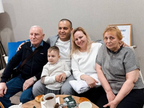 Женщине, продавшей все ради сына, подарили автомобиль и квартиру