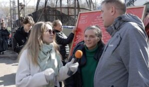 Каскадер Игорь Панин и художник Алексей Сергиенко провели арт-акцию в Москве