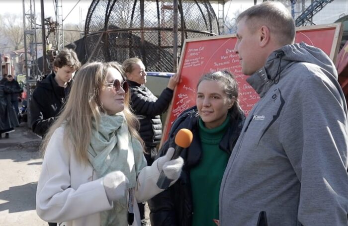 Каскадер Игорь Панин и художник Алексей Сергиенко провели арт-акцию в Москве