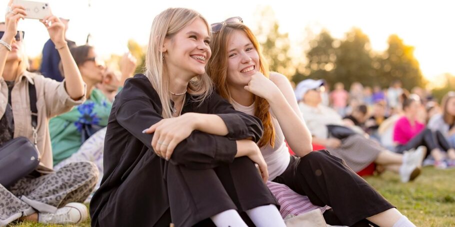 От концертов до поэтического марафона: программа ко Дню молодежи стартовала в Москве