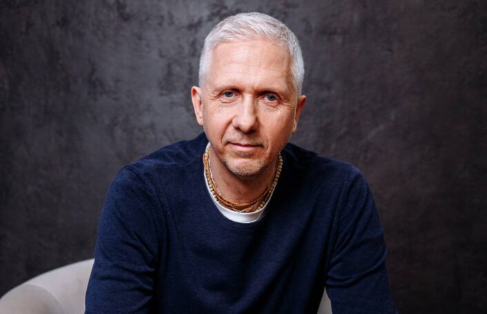 Искусственный интеллект как зеркало души: новая книга Игоря Аниканова исследует границы между нейронами и духовностью