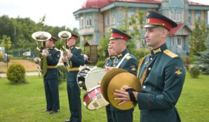 В Парк-отеле Орловский торжественно открыли скульптуру и фонтан Графа Орлова