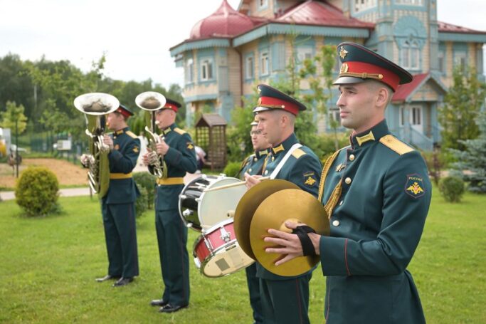 В Парк-отеле Орловский торжественно открыли скульптуру и фонтан Графа Орлова