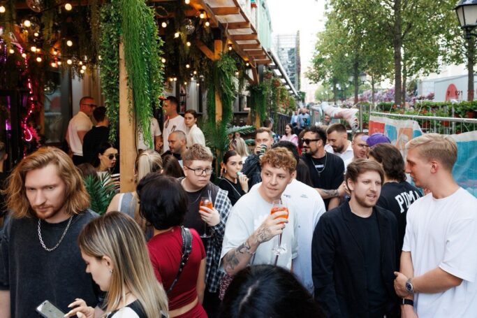 В Москве открылся бар Summer Punch — летний поп-ап от Сергея Орлова и Александра Пичугина