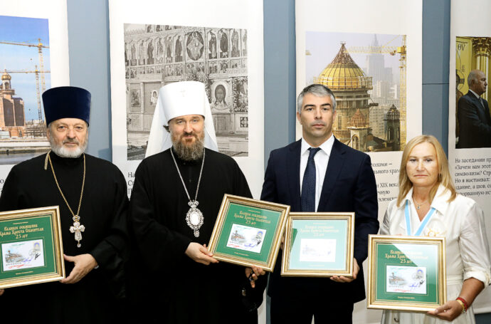 В Храме Христа Спасителя открылась выставка в честь Юрия Лужкова и прошла церемония гашения марки