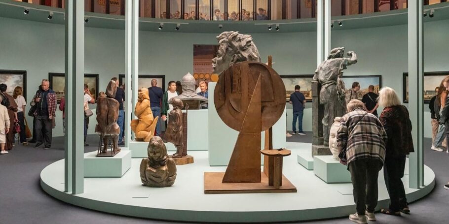 Сотни экскурсий и десятки тысяч посетителей: уже месяц на ВДНХ работает выставка Русского музея