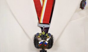 Спортсмены разных поколений посетили выставку наград в Госдуме