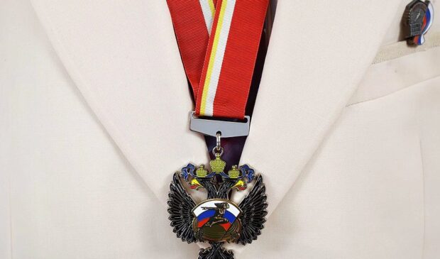 Спортсмены разных поколений посетили выставку наград в Госдуме