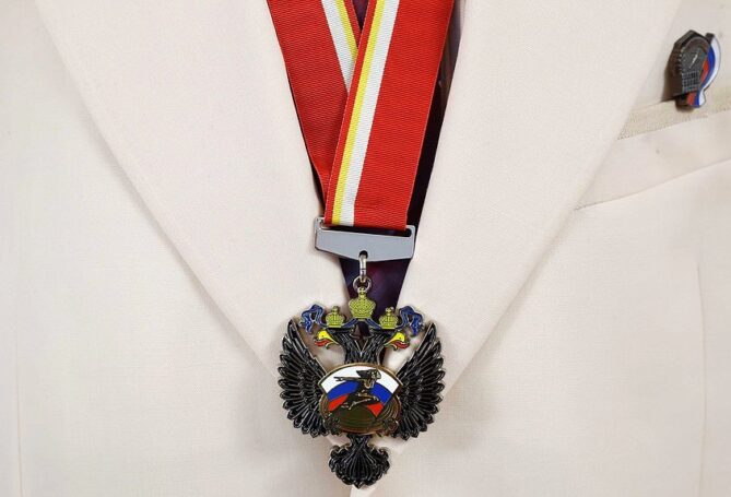 Спортсмены разных поколений посетили выставку наград в Госдуме