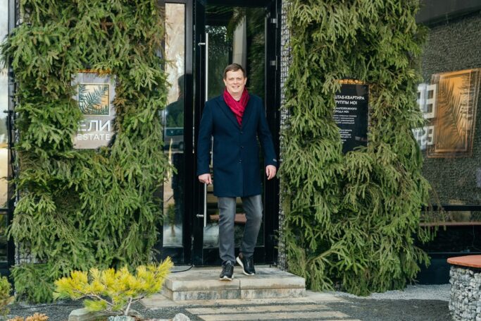 «Рублевка или СНТ?»: интервью с девелопером Максимом Серяковым, который нашел золотую середину