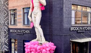 Мусорный Давид: в ARTPLAY проект «Год ЖКХ» стартовал с инсталляции, которая превращает сотни мешков мусора в искусство