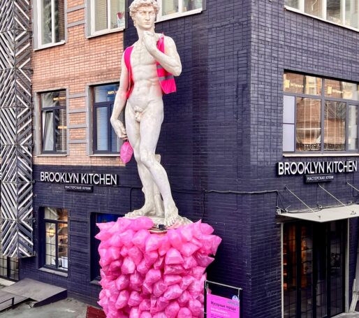 Мусорный Давид: в ARTPLAY проект «Год ЖКХ» стартовал с инсталляции, которая превращает сотни мешков мусора в искусство