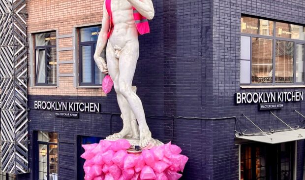 Мусорный Давид: в ARTPLAY проект «Год ЖКХ» стартовал с инсталляции, которая превращает сотни мешков мусора в искусство