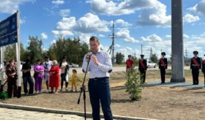 В Кулунде торжественно открыт 30-метровый флагшток с государственным флагом России